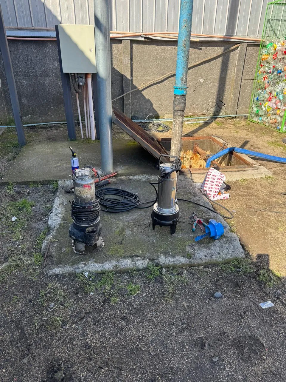 Bomba antigua retirada junto a la bomba nueva, antes de su instalación