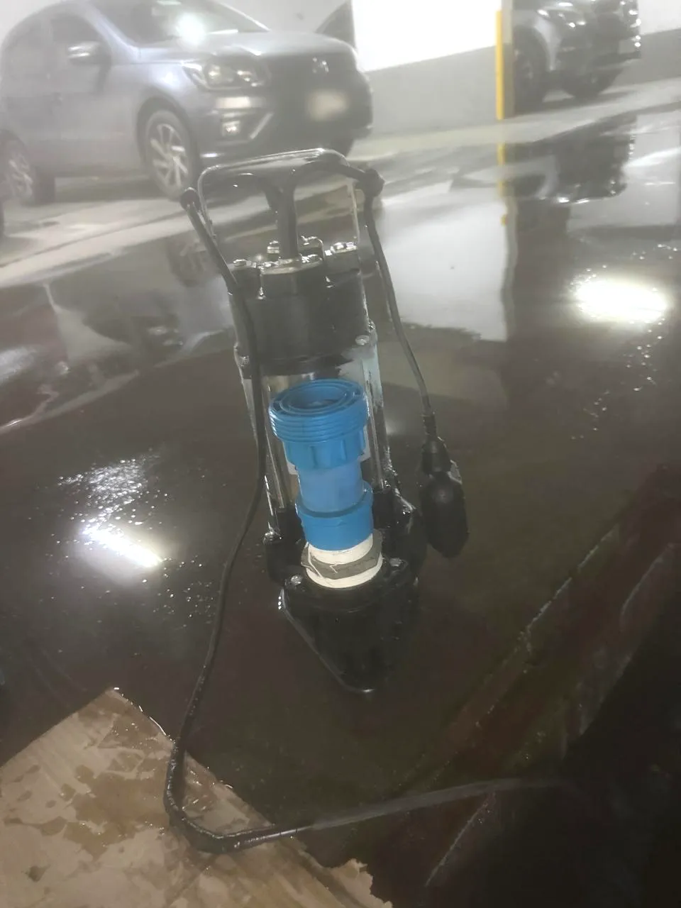 Bomba sumergible instalada con interruptor de nivel tipo flotador