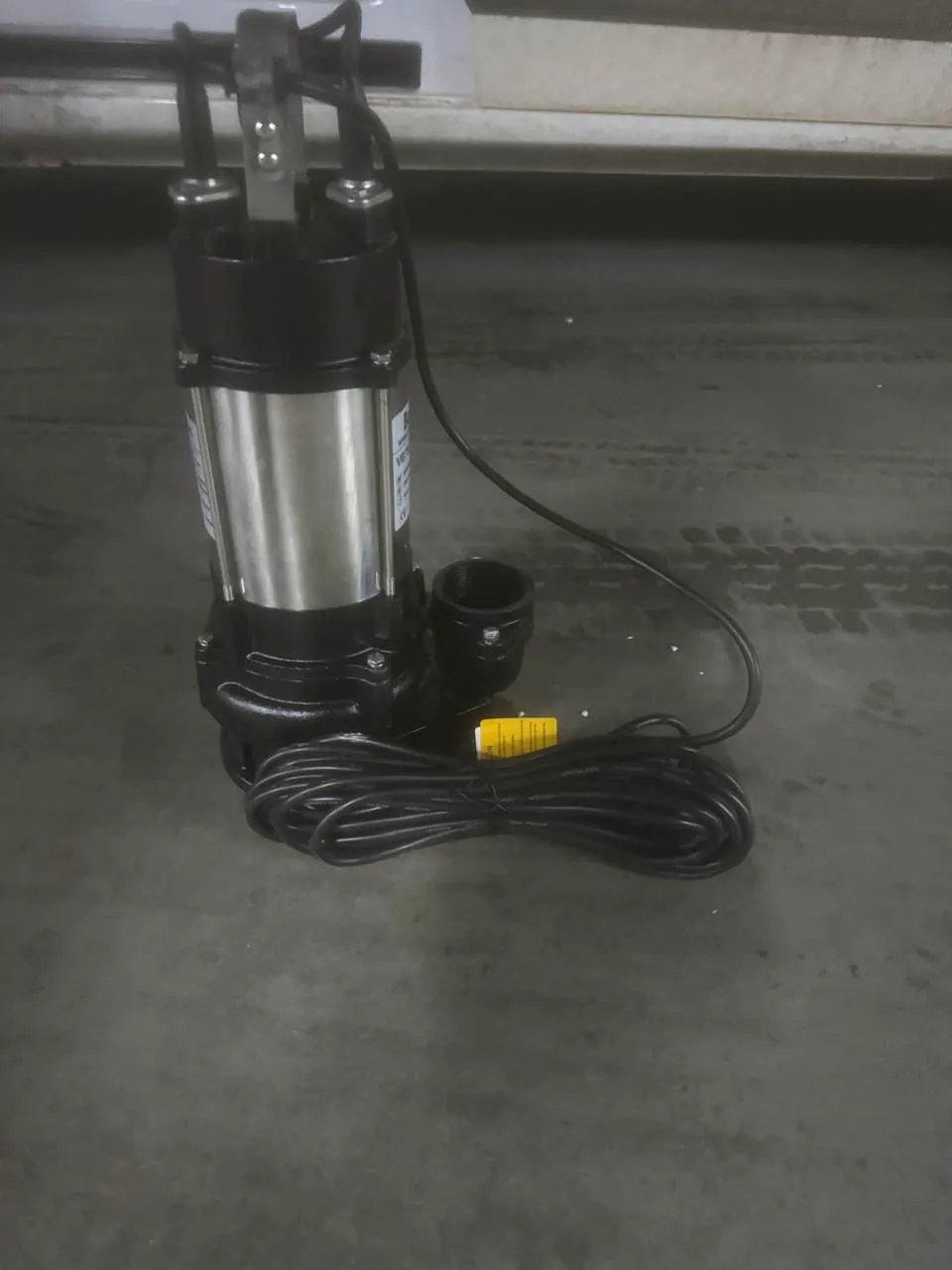 Bomba sumergible nueva antes de su instalación