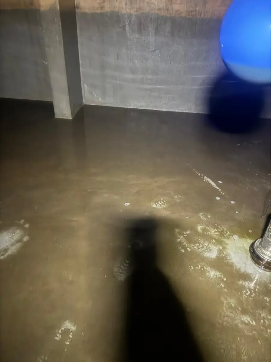 Fondo de estanque de agua limpio después del lavado y sanitizado