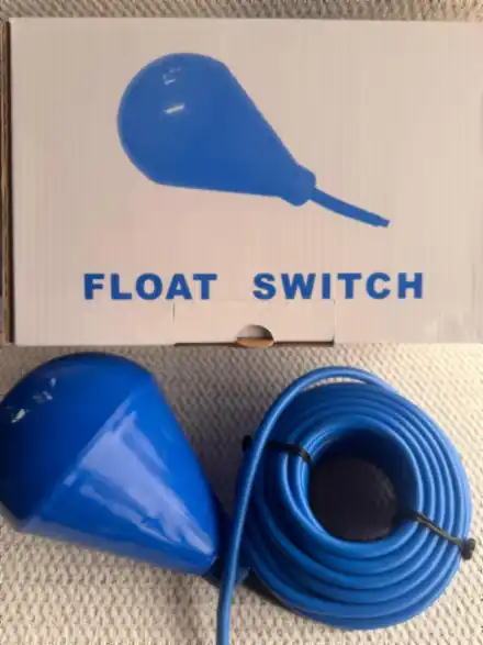 Sensor de nivel tipo flotador azul con su cable y su caja