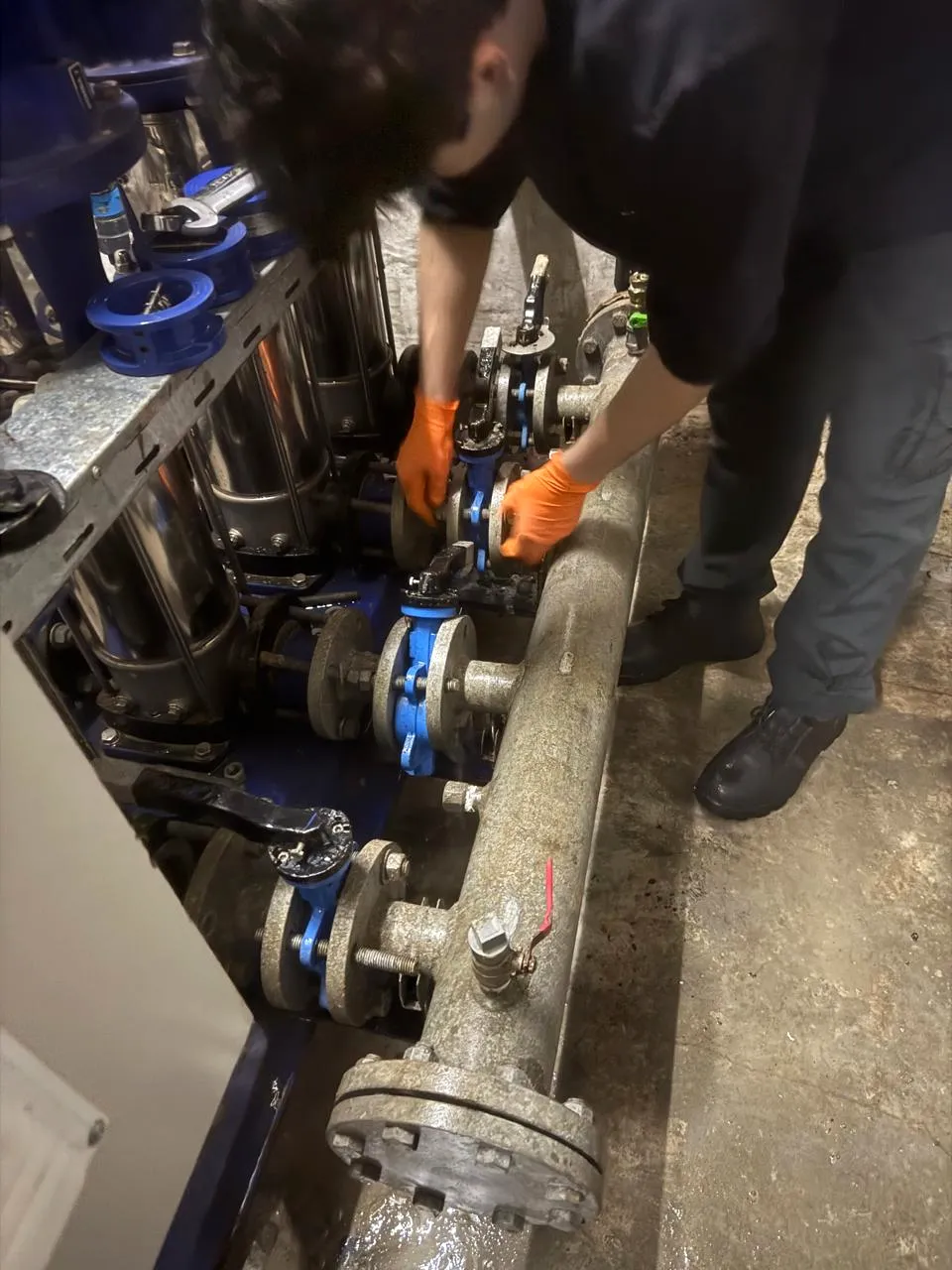 Técnico realizando el recambio de válvulas en la central de bombas